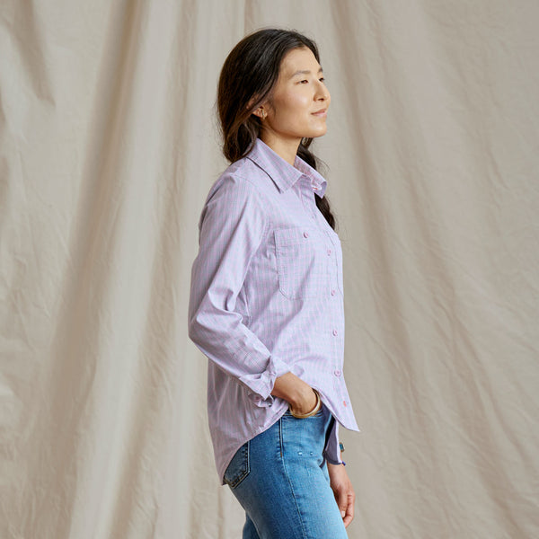 woman wearing light pink shirt and jeans